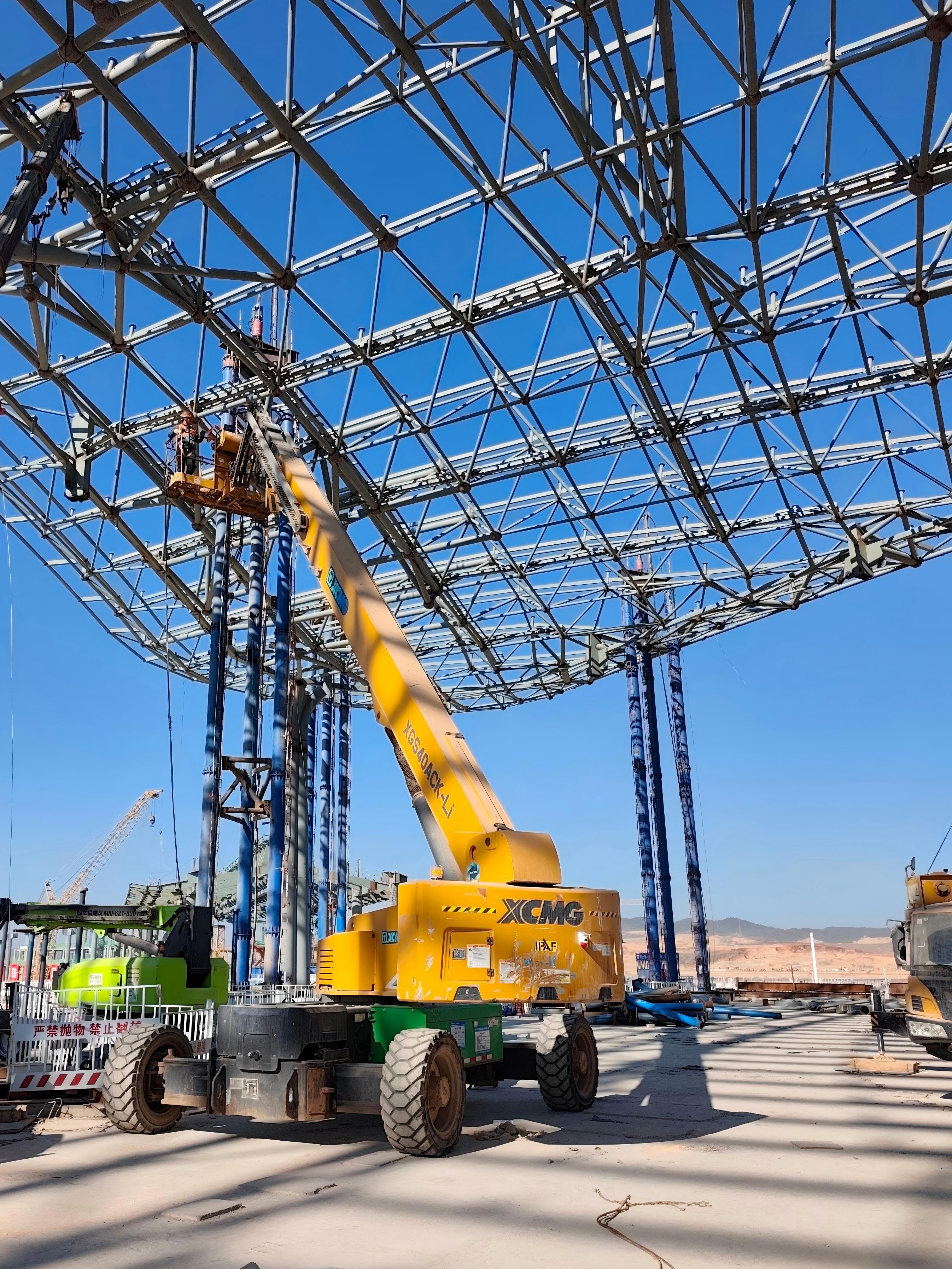 電驅(qū)高效 精準(zhǔn)筑翼｜徐工22米電動臂車助力昆明長水機(jī)場航站樓建設(shè)