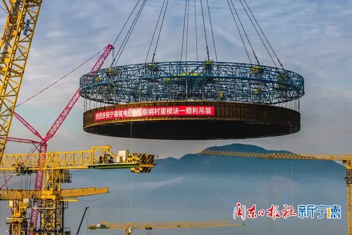 巨型“鍋蓋”升空！徐工2000噸級(jí)巨擘擎起核電新高度
