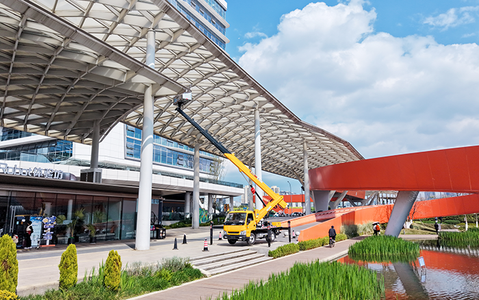 高空“精修”！徐工M系列高空作業(yè)車(chē)為西南擦亮城市封面