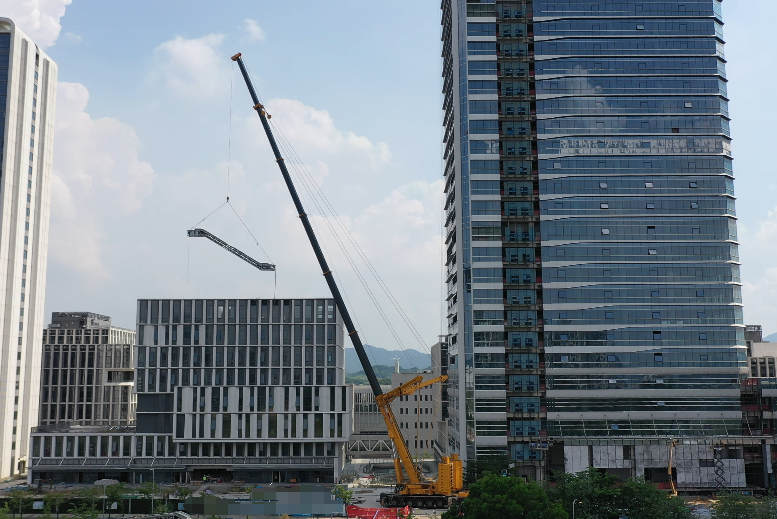 徐工XCA1000G9-1以“智”破局，賦能城市復(fù)雜空間高效吊裝